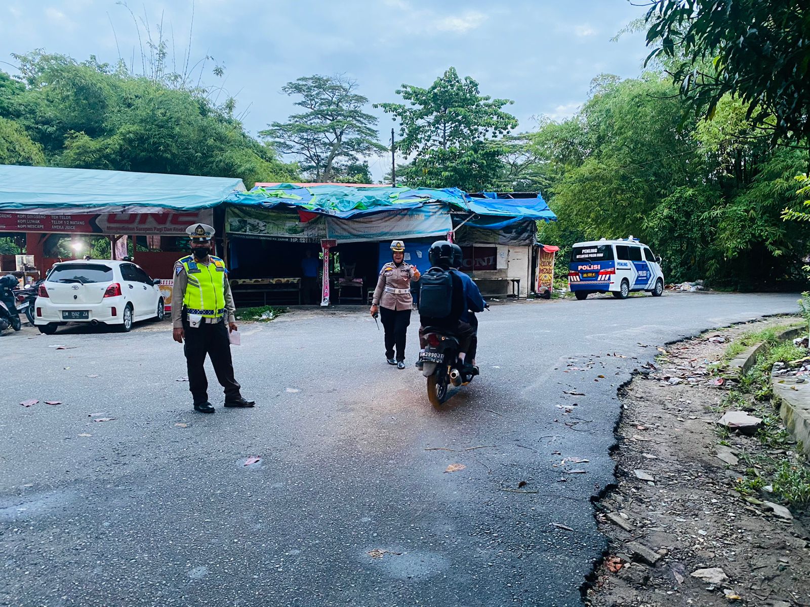 Sasar Pelajar SMP N 13 Pekanbaru, Ditlantas Polda Riau Berikan Edukasi Pentingnya Gunakan Helm